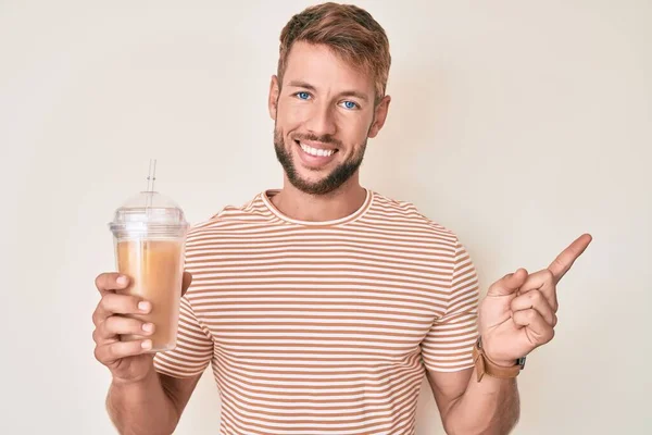 Jonge Blanke Man Drinkt Glas Sinaasappelsap Glimlachend Wijzend Met Hand — Stockfoto