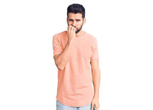 Ung Stilig Man Med Skägg Klädd Casual Shirt Ser Stressad — Stockfoto