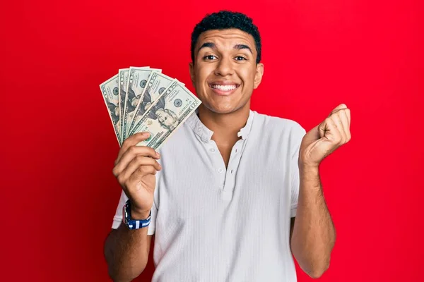 Hombre Árabe Joven Sosteniendo Dólares Gritando Orgulloso Celebrando Victoria Éxito —  Fotos de Stock