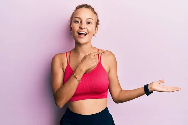 Hermosa Mujer Caucásica Con Ropa Deportiva Sorprendida Sonriendo Cámara Mientras — Foto de Stock