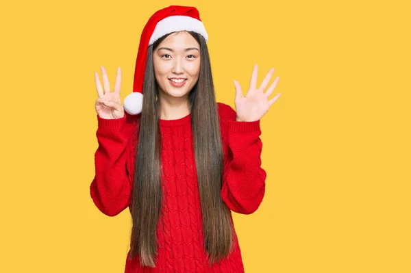 Joven Mujer China Con Sombrero Navidad Mostrando Señalando Hacia Arriba — Foto de Stock