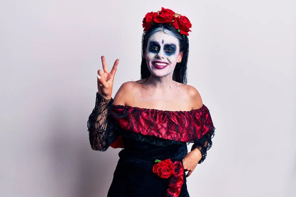 Mladá Žena Mexickém Dni Mrtvého Make Upu Usmívá Dívá Kameru — Stock fotografie