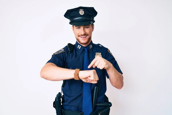 Ung Kaukasisk Man Bär Polisuniform Hast Pekar Att Titta Tid — Stockfoto