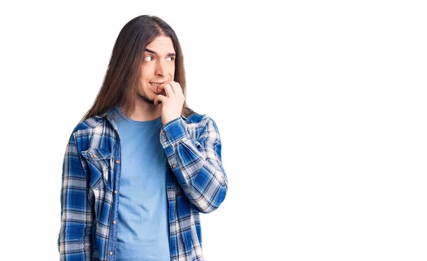 Młody Dorosły Mężczyzna Długimi Włosami Luźnej Koszuli Wyglądający Zestresowanego Zdenerwowanego — Zdjęcie stockowe