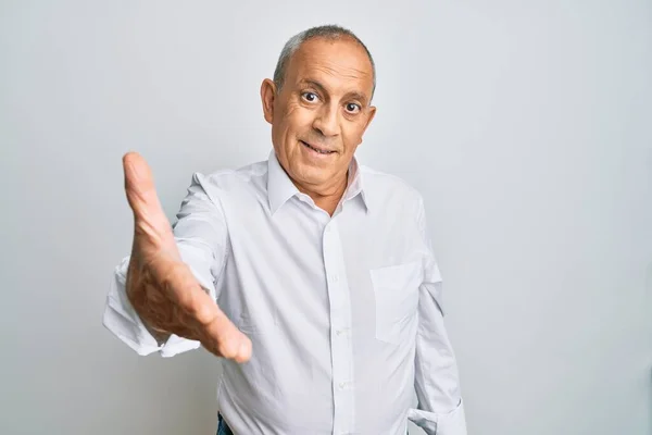 Knappe Senior Man Draagt Casual Wit Shirt Glimlachend Vrolijk Aanbieden — Stockfoto
