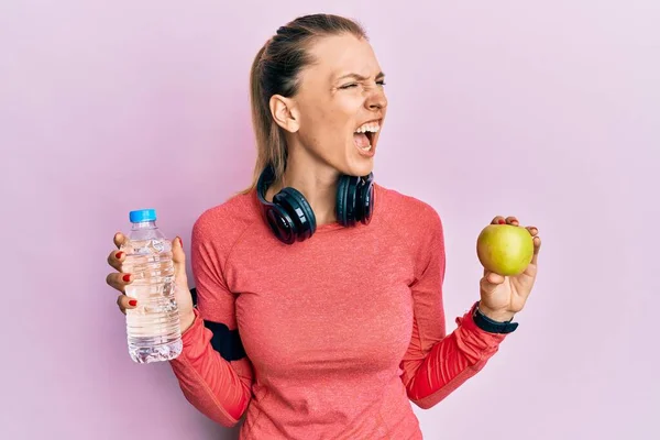 Schöne Kaukasische Sportlerin Mit Wasserflasche Und Grünem Apfel Wütend Und — Stockfoto
