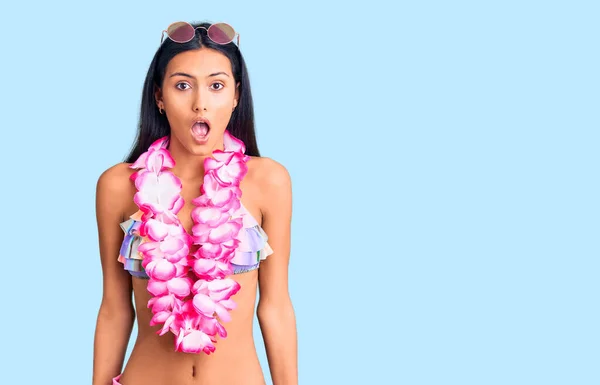 Young Beautiful Latin Girl Wearing Bikini Hawaiian Lei Scared Amazed — Stock Photo, Image