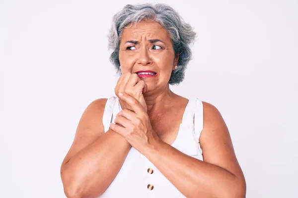 Ältere Hispanische Frau Lässiger Kleidung Sieht Gestresst Und Nervös Aus — Stockfoto