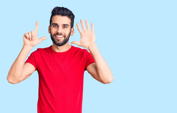 Joven Hombre Guapo Con Barba Con Camiseta Casual Mostrando Señalando —  Fotos de Stock