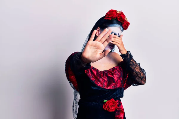 Νεαρή Γυναίκα Φορώντας Μεξικάνικη Ημέρα Του Νεκρού Μακιγιάζ Καλύπτει Μάτια — Φωτογραφία Αρχείου