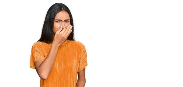 Jeune Femme Arabe Brune Portant Des Vêtements Décontractés Sentant Quelque — Photo