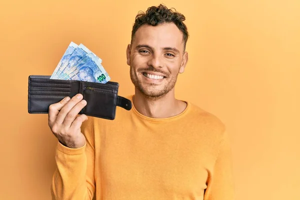 Hombre Guapo Con Barba Sosteniendo Billetera Con Billetes Rand Que —  Fotos de Stock