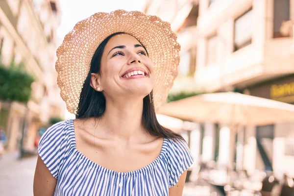 Joven Chica Latina Turista Vacaciones Sonriendo Feliz Ciudad —  Fotos de Stock