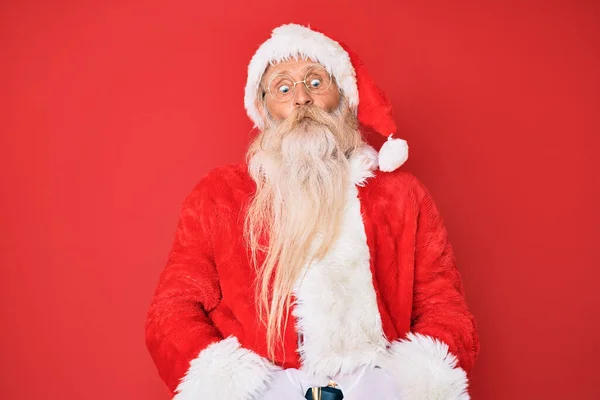Gri Saçlı Uzun Sakallı Geleneksel Noel Baba Kostümü Giyen Dudağıyla — Stok fotoğraf