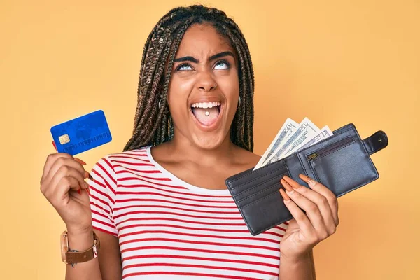 Mladá Africká Američanka Copánky Ruce Peněženku Dolary Kreditní Kartou Rozzlobený — Stock fotografie