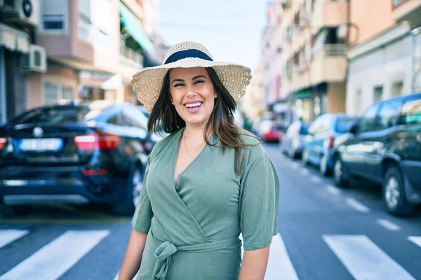 Genç Spanyol Kadın Tatilde Gülümsüyor Şehrin Caddesinde Mutlu Yürüyüşler — Stok fotoğraf
