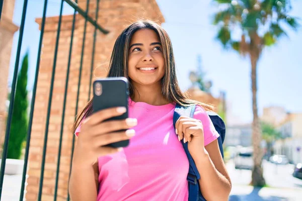Νεαρή Λατίνα Φοιτήτρια Χαμογελά Ευτυχισμένη Χρησιμοποιώντας Smartphone Στην Πανεπιστημιούπολη — Φωτογραφία Αρχείου