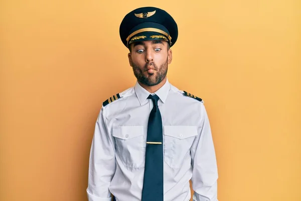 Jóképű Spanyol Férfi Repülő Pilóta Egyenruhában Halfejet Vágva Ajkakkal Őrült — Stock Fotó