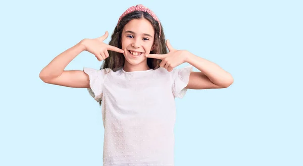 Linda Niña Hispana Vistiendo Camiseta Blanca Casual Sonriendo Alegre Mostrando —  Fotos de Stock