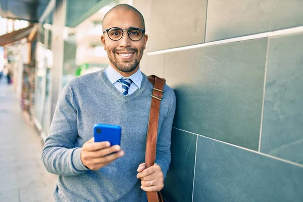 Joven Hombre Negocios Afroamericano Sonriendo Feliz Usando Teléfono Inteligente Ciudad —  Fotos de Stock