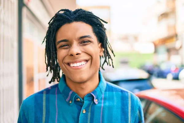 Jovem Afro Americano Sorrindo Feliz Olhando Para Câmera Rua Cidade — Fotografia de Stock