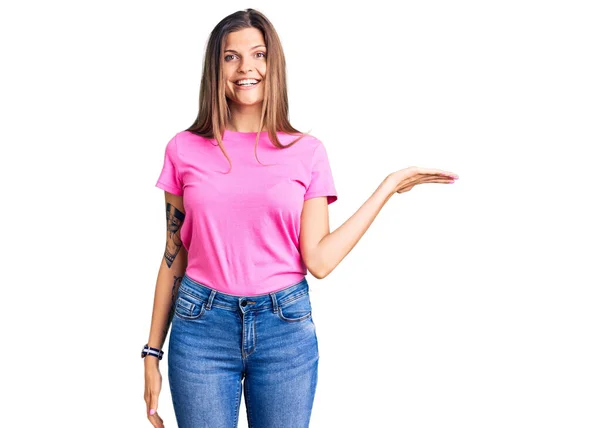 Hermosa Mujer Caucásica Vistiendo Ropa Casual Sonriendo Alegre Presentando Señalando —  Fotos de Stock