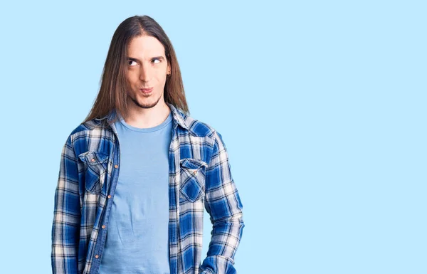 Joven Hombre Adulto Con Pelo Largo Con Camisa Casual Sonriendo —  Fotos de Stock