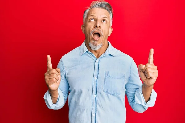 Middle Age Grey Haired Man Wearing Casual Clothes Amazed Surprised — Stock Photo, Image