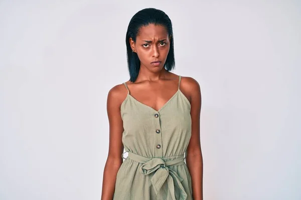 Mladá Afroameričanka Neformálním Oblečení Skeptická Nervózní Zamračená Kvůli Problému Negativní — Stock fotografie