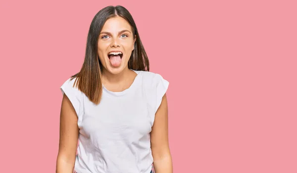 Mujer Caucásica Joven Con Camiseta Blanca Casual Que Saca Lengua —  Fotos de Stock