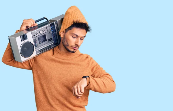 Snygg Latinamerikansk Ung Man Håller Boombox Lyssnar Musik Kontrollera Tiden — Stockfoto