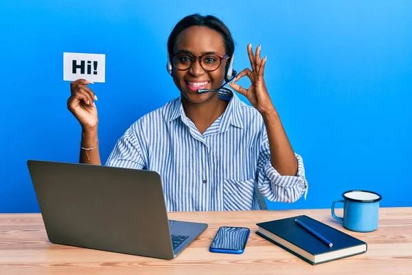 Mujer Africana Joven Con Auriculares Operador Sosteniendo Palabra Hola Haciendo —  Fotos de Stock