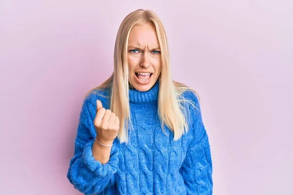 Ung Blond Flicka Bär Ull Vinter Tröja Arg Och Galen — Stockfoto