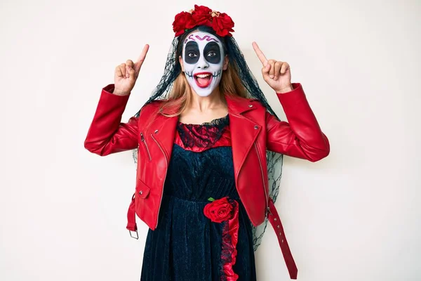 Woman Wearing Day Dead Costume White Smiling Amazed Surprised Pointing — Stock Photo, Image