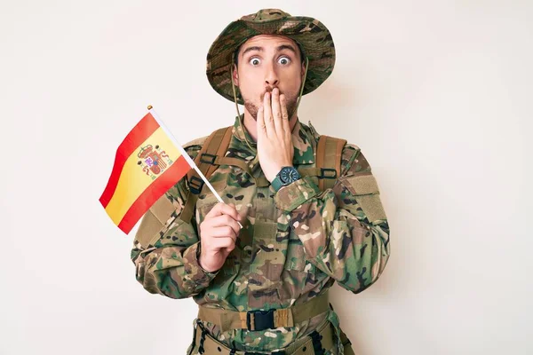 Jovem Caucasiano Vestindo Uniforme Exército Camuflagem Segurando Bandeira Espanhola Cobrindo — Fotografia de Stock