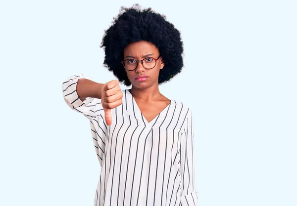 Genç Afro Amerikalı Kadın Gündelik Kıyafetler Gözlük Takıyor Mutsuz Kızgın — Stok fotoğraf