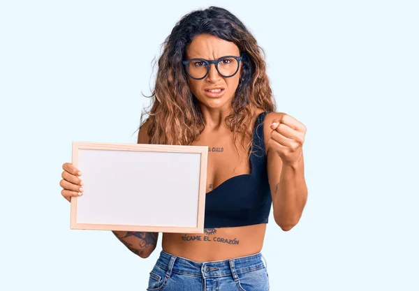 Jeune Femme Hispanique Avec Tatouage Tenant Tableau Blanc Vide Ennuyé — Photo