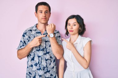 Gündelik giysiler giymiş güzel bir çift saati, sabırsızlığı ve rahat bir ifadeyle kameraya bakmayı işaret ediyor. 