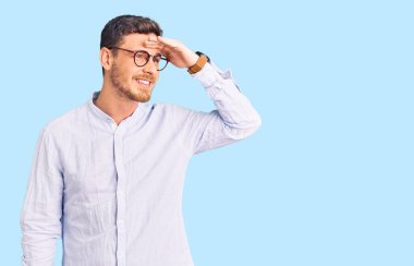 Zarif iş gömleği ve gözlük takan yakışıklı genç adam çok mutlu ve tebessüm ediyor. arama kavramı. 