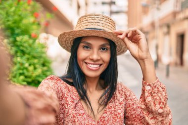Genç Afro-Amerikan turist kadın tatilde gülümsüyor ve hayatını kameralara yansıtıyor..