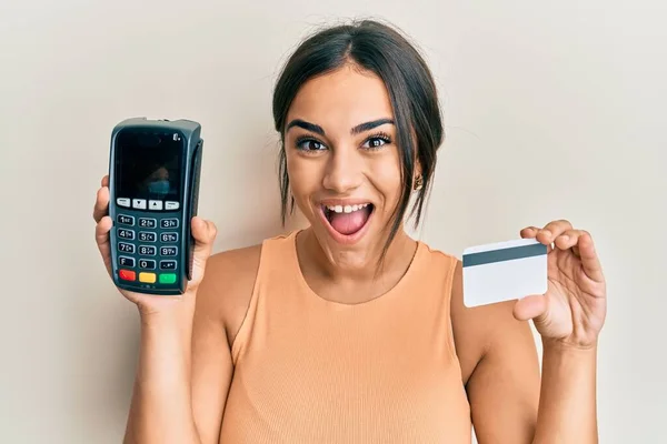 Fiatal Barna Gazdaság Dataphone Hitelkártya Ünneplő Őrült Csodálkozott Siker Nyitott — Stock Fotó