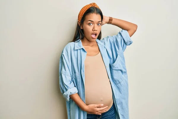 Mooie Latijns Amerikaanse Vrouw Verwacht Een Baby Raken Zwangere Buik — Stockfoto