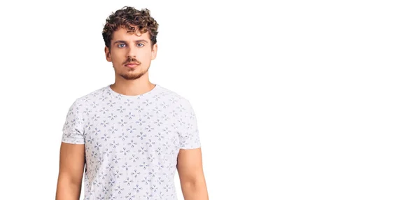 Jonge Knappe Man Met Krullend Haar Casual Kleding Met Een — Stockfoto