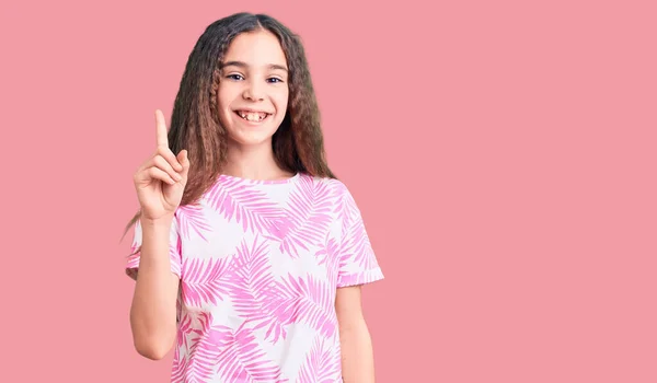 Söt Hispanic Barn Flicka Bär Casual Kläder Som Visar Och — Stockfoto