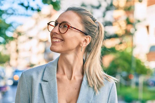 Junge Blonde Geschäftsfrau Lächelt Glücklich Der Stadt — Stockfoto