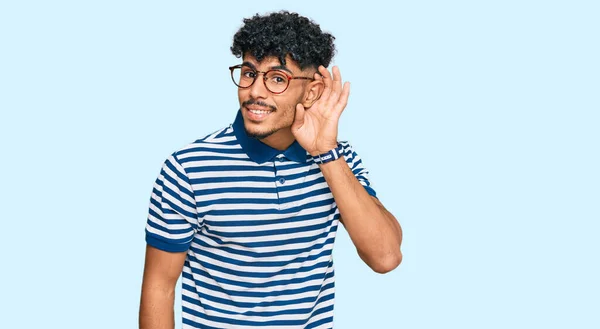 Jovem Árabe Vestindo Roupas Casuais Óculos Sorrindo Com Mão Sobre — Fotografia de Stock