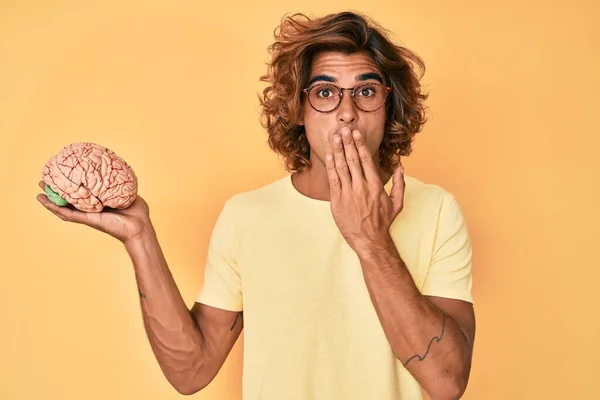 Junger Hispanischer Mann Mit Hirnbedecktem Mund Mit Der Hand Schockiert — Stockfoto