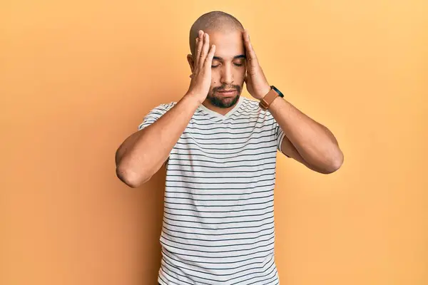 ヒスパニック系成人男性の頭の上に手でカジュアルな服を着て 頭痛の種のため ストレス 片頭痛 — ストック写真