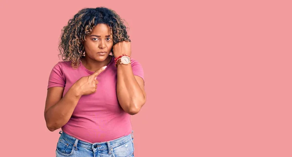 Mladý Africký Američan Velikost Žena Sobě Ležérní Oblečení Spěchu Ukazuje — Stock fotografie