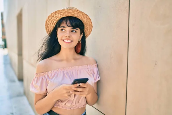 Gadis Turis Muda Hispanik Mengenakan Gaya Musim Panas Menggunakan Smartphone — Stok Foto
